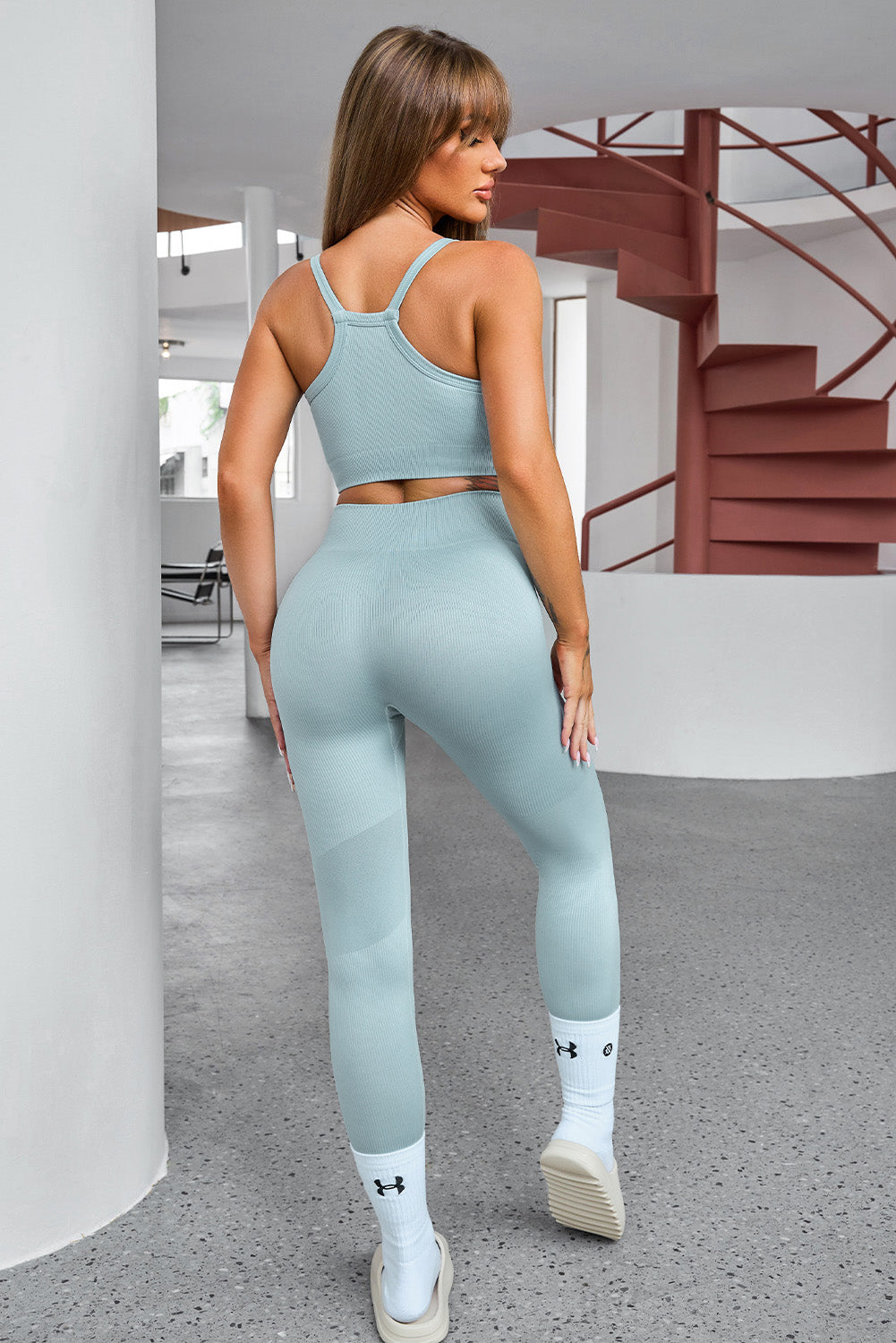 Stylish tank cropped active top and pants set, designed for comfort and a sporty, chic look.