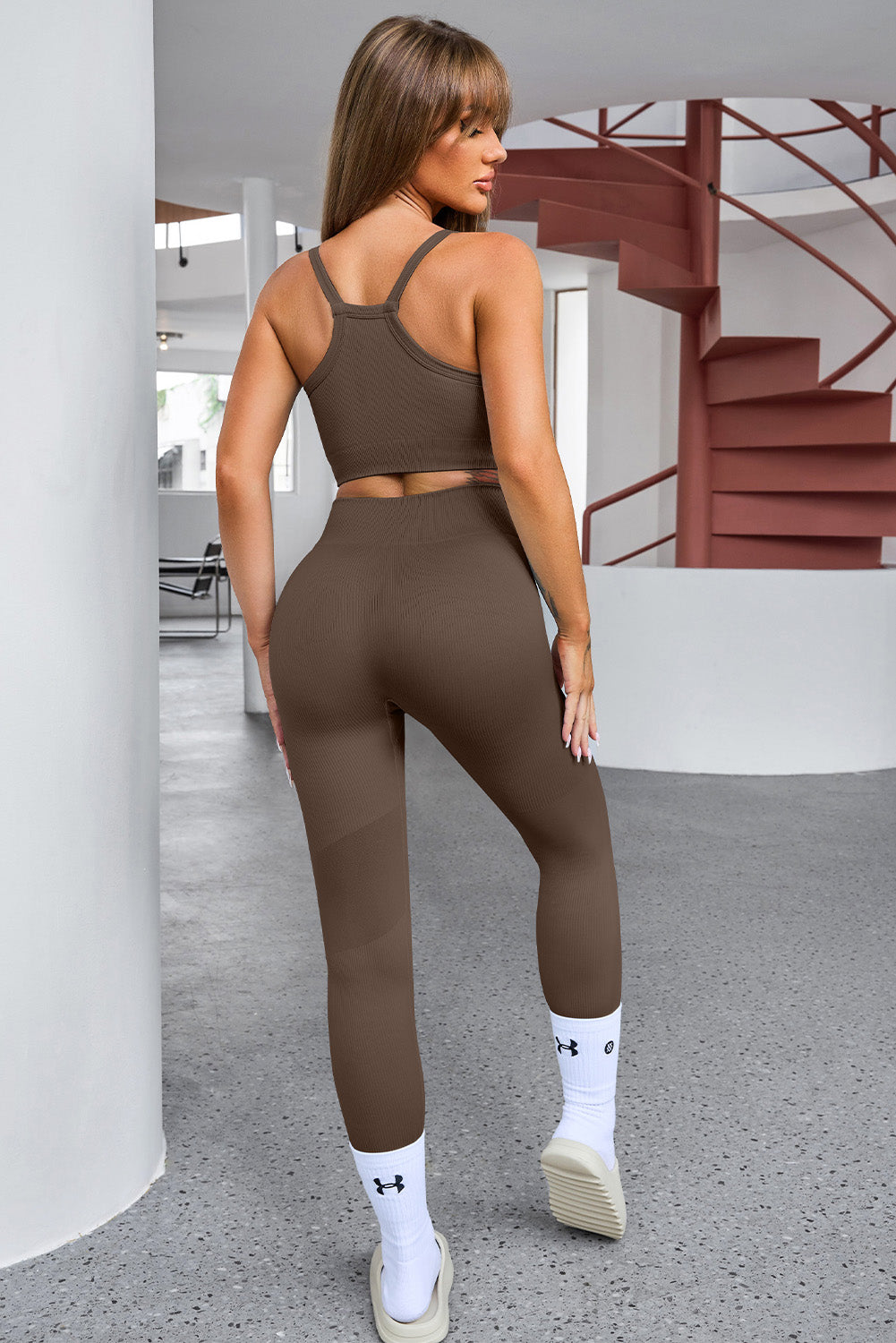 Stylish tank cropped active top and pants set, designed for comfort and a sporty, chic look.